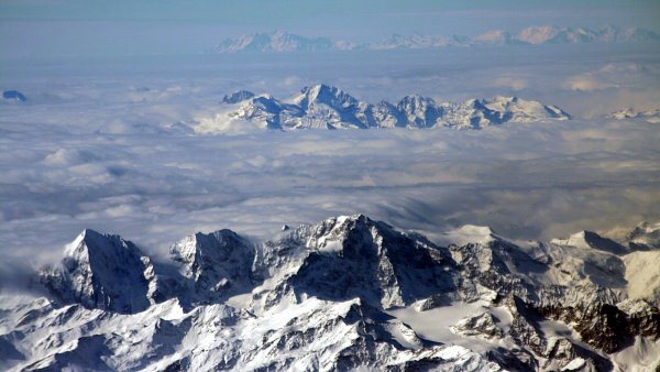 Gebirge mit Schnee