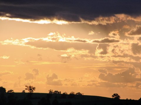 Afrikanischer Sonnenuntergang mit Wolken – Leinwandbild