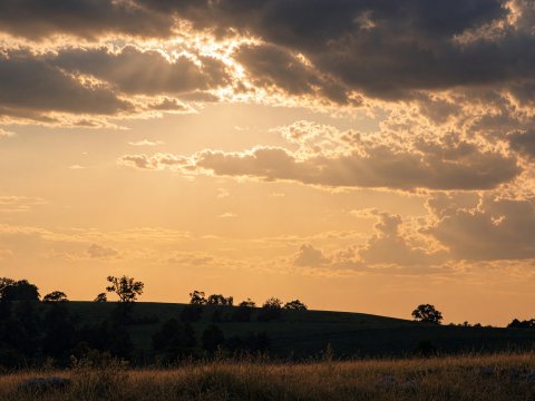 Afrikanischer Sonnenuntergang mit Wolken – Leinwandbild