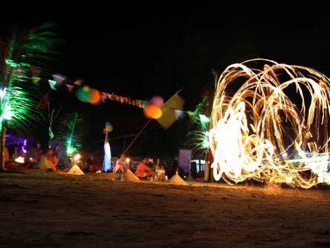 Feuerkunst am Strand bei Nacht – Leinwandbild