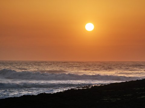 Afrikanischer Sonnenuntergang am Meer – Leinwandbild