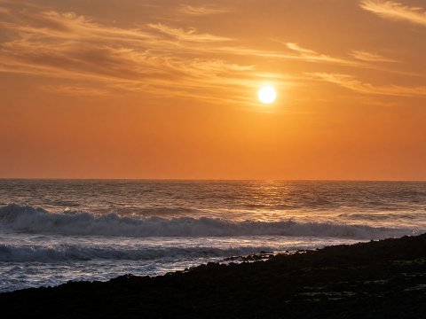 Afrikanischer Sonnenuntergang am Meer – Leinwandbild