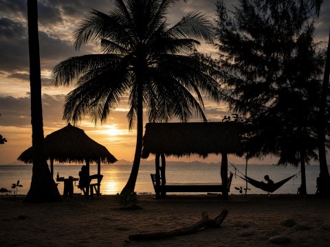 Tropischer Sonnenuntergang am Strand – Leinwandbild
