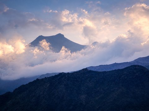 Afrikanische Berglandschaft im Nebel – Leinwandbild
