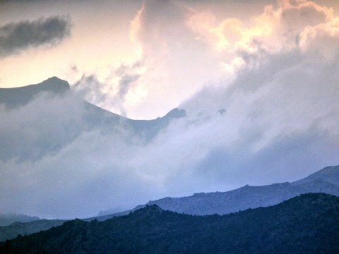 Afrikanische Berglandschaft im Nebel – Leinwandbild