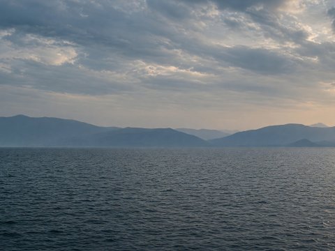 Bergdämmerung und sanfte See – Leinwandbild