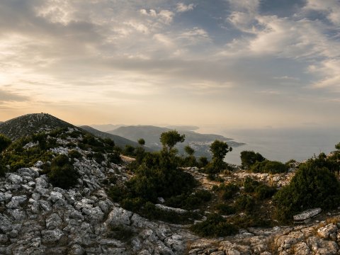 Schicksalsgipfel unter Gewitterwolken – Leinwandbild
