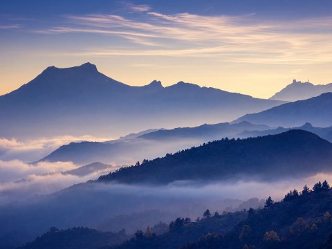 Morgendämmerung über schlafenden Schlössern – Leinwandbild