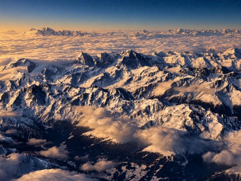 Schneekrönte Gipfel im Licht der Fülle – Leinwandbild