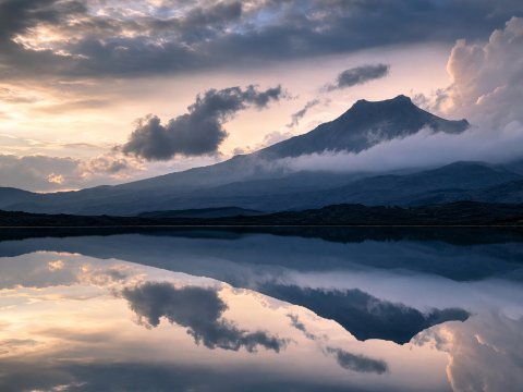 Dunstgebirge im Morgenlicht – Leinwandbild