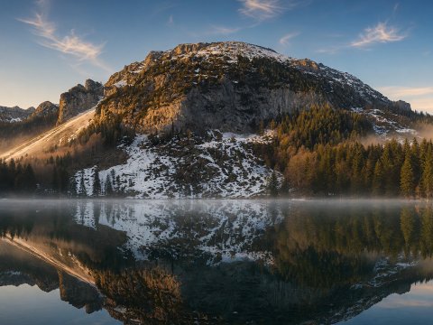 Schneefahne über stiller See – Leinwandbild