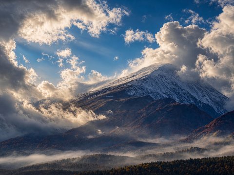 Nebelschwaden über der Bergkette – Leinwandbild