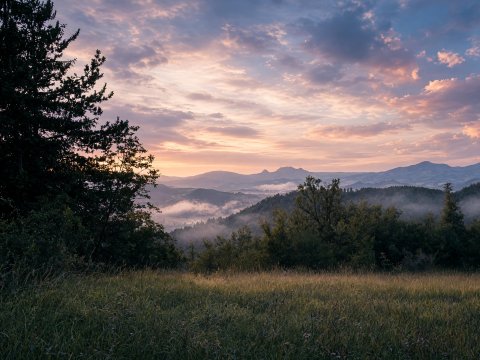Abendstunde über den Hügeln – Leinwandbild
