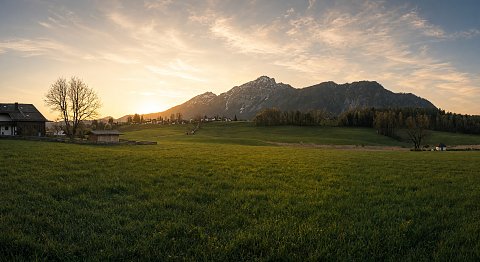 alpen, sonnenuntergang, wiese, landwirtschaft, berg, goldeneslicht, ruhe, herbst, grün, gelb, dämmerung, dorfblick, baum, himmel, landschaft – Leinwandbild