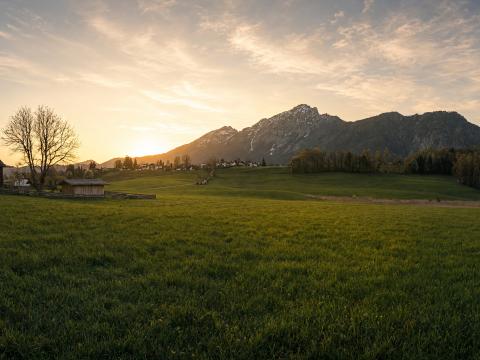 Abendgebirge und stilles Tal – Leinwandbild
