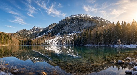 bergsee, winter, spiegelung, alpen, schnee, wald, klar, ruhig, sonnenlicht, tageslicht, natur, landschaft, kalt, blau, grün, gold, frost, steine, spiegelglatt, hochgebirge, frieden, morgen, durchsichtig, kristallklar, einsamkeit – Leinwandbild