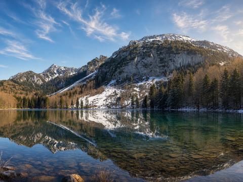 Schneegebirge an stiller Wasserfläche – Leinwandbild