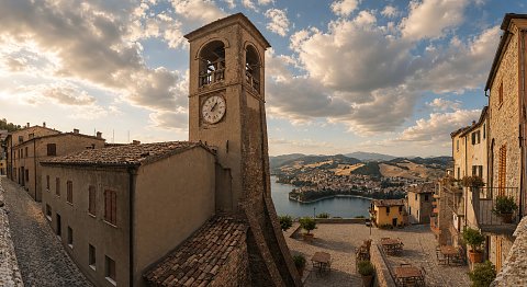 italien, hügeldorf, uhr, turmuhr, sonnenuntergang, goldene stunde, mediterran, steinhaus, dachziegel, see, landschaft, ruhe, historisch, architektur, schatten, wolken, blau, beige, braun, kunstdruck, leinen, acryl, italienisch, dorfblick, romantisch – Leinwandbild