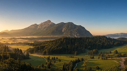 berg, morgen, nebel, wiese, wald, goldeneslicht, alpen, ruhe, landschaft, sonnenaufgang, grüntöne, tiefe, stimmung, natur, panorama, frieden, schatten, lichtspiel, himmel, dämmerung, idylle, ferne, erhabenheit, harmonie, lebendig – Leinwandbild