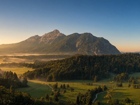 Bergpanorama mit idyllischem Dorf – Leinwandbild