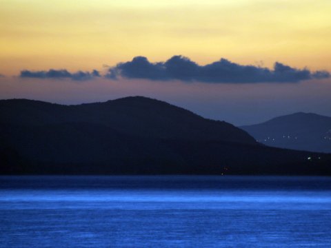 Abenddämmerung über dem See – Leinwandbild