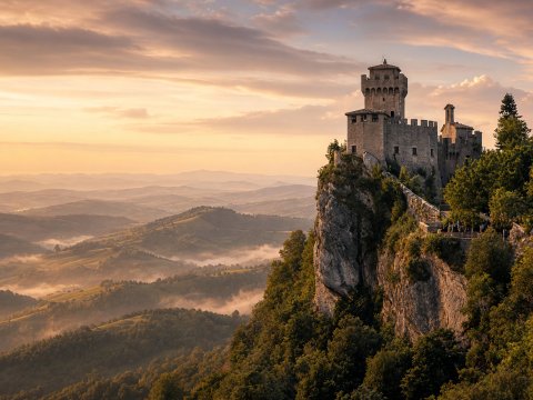 Burg auf felsigem Hügel mit Panoramablick – Leinwandbild