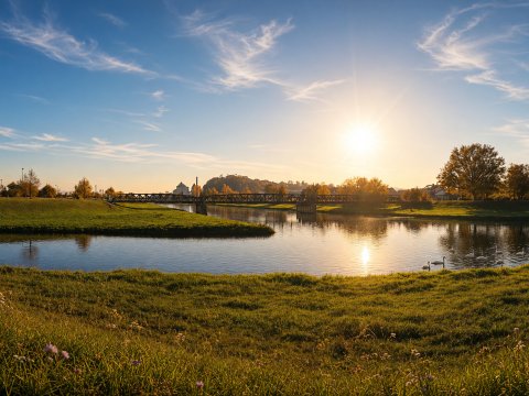 Sonniger See mit grünen Ufern – Leinwandbild