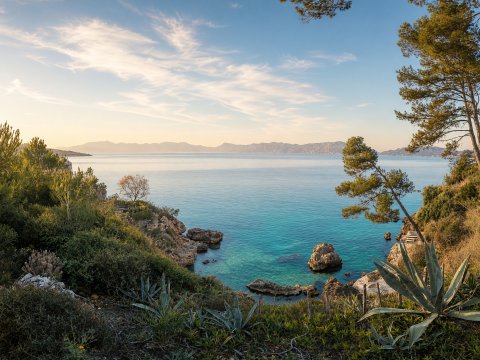 Mediterrane Küstenidylle mit klarem Meer – Leinwandbild