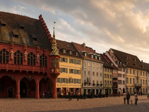 Historischer Marktplatz mit farbenfrohen Häusern – Leinwandbild