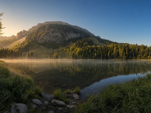 Bergsee im Sonnenlicht – Leinwandbild