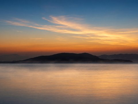 Silhouette einer Insel bei Sonnenuntergang – Leinwandbild