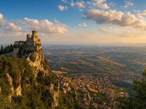 Stille Krönung über der Hügellandschaft – Leinwandbild