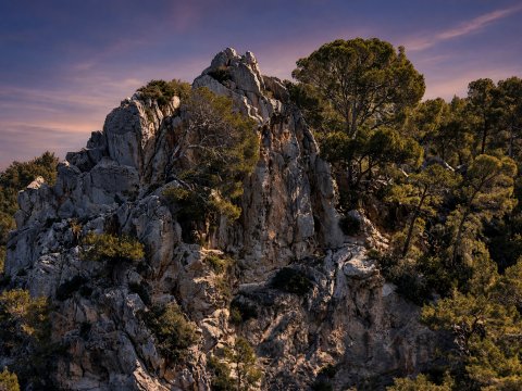 Steilhang im mediterranen Licht – Leinwandbild