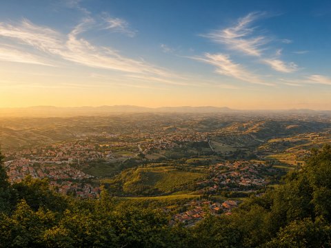 Ödnis und Lebendigkeit im Tal – Leinwandbild