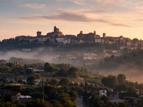 Dämmerung über einer toskanischen Burg – Leinwandbild