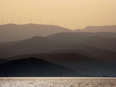 Windhauch über stillen Wogen – Leinwandbild