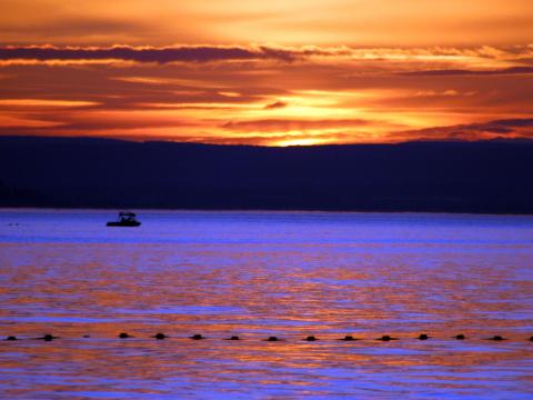 Abendliches Boot im blauen Nass – Leinwandbild