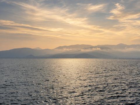Sichel des Himmels über stiller See – Leinwandbild