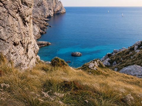 Klippenlandschaft im türkisfarbenen Licht – Leinwandbild