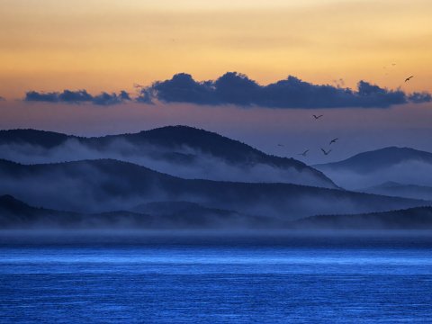 Dämmerung über dem stillen Wasser – Leinwandbild