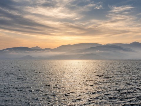 Stille Berge im Abendlicht – Leinwandbild