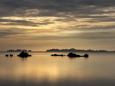 Dämmerung über schweigenden Wellen – Leinwandbild