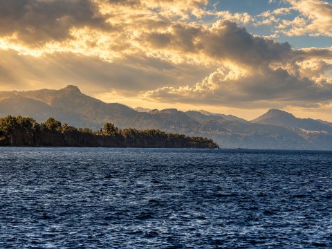 Schatten über spiegelndem Blau – Leinwandbild