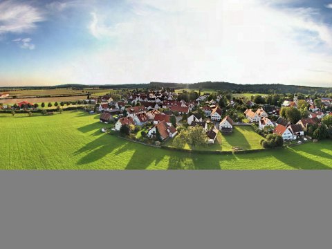 Idyllisches Dorf unter weitem Himmel – Leinwandbild