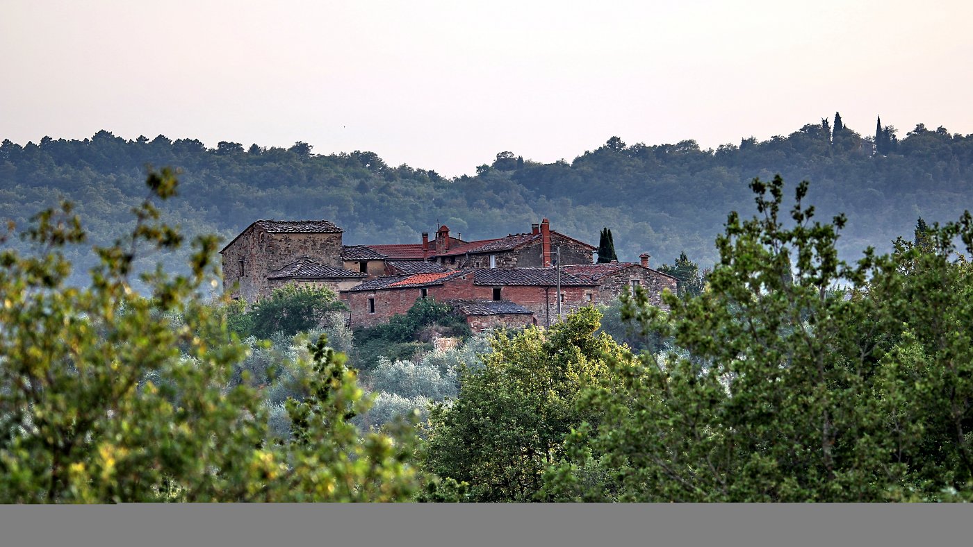 Romantisches Dorf in grüner Hügellandschaft – Leinwandbild